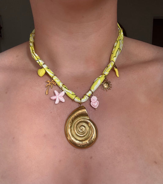 Collier bandana à charms